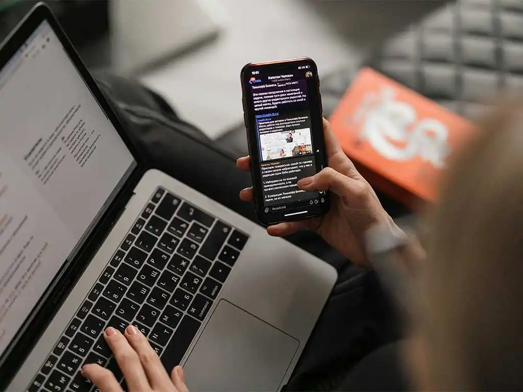 Gazduire Email vs Gmail pentru Afaceri